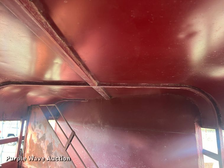 image for item LV9176 1990 DN  livestock trailer