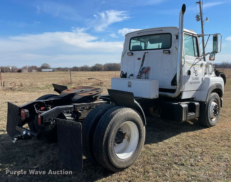 image for item LV9221 1991 Ford L9000  semi truck