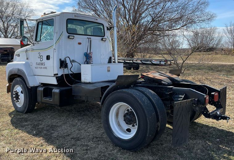 image for item LV9221 1991 Ford L9000  semi truck