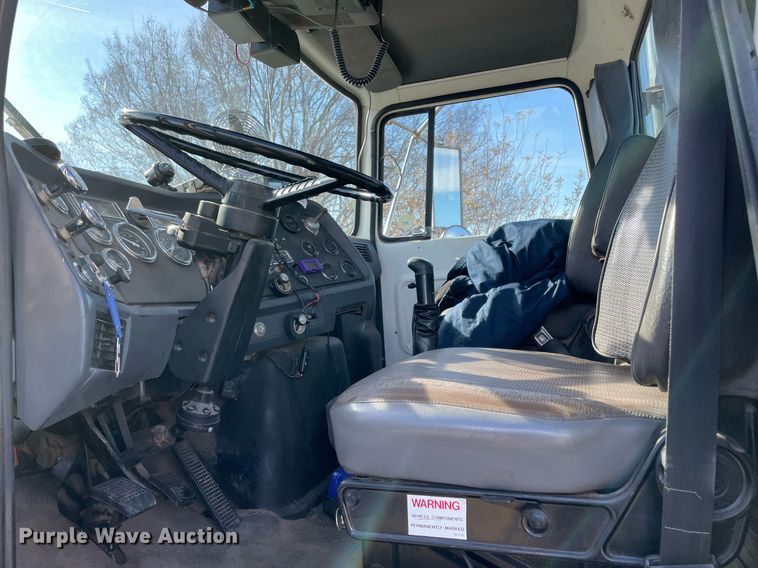 image for item LV9221 1991 Ford L9000  semi truck