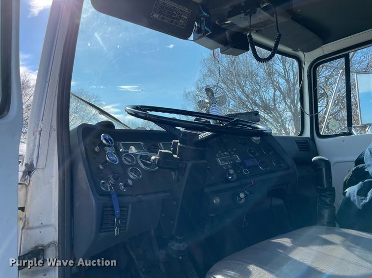 image for item LV9221 1991 Ford L9000  semi truck