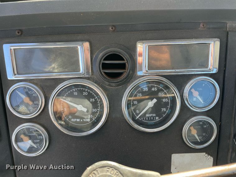 image for item LV9221 1991 Ford L9000  semi truck