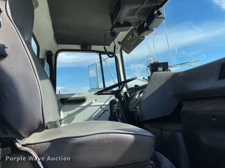 image for item LV9221 1991 Ford L9000  semi truck