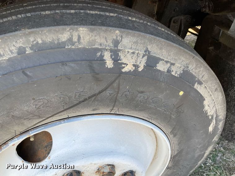 image for item LV9221 1991 Ford L9000  semi truck