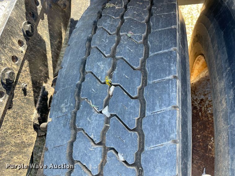 image for item LV9221 1991 Ford L9000  semi truck