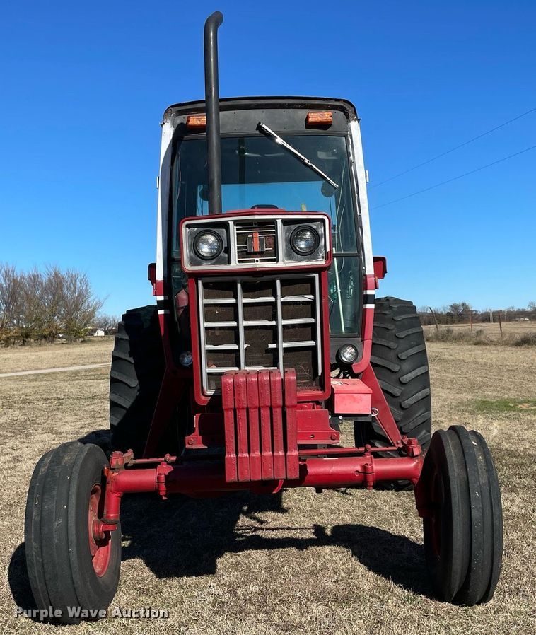 image for item LV9225 International 986  tractor