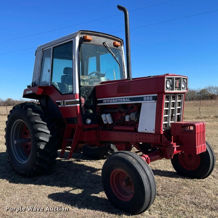 image for item LV9225 International 986  tractor