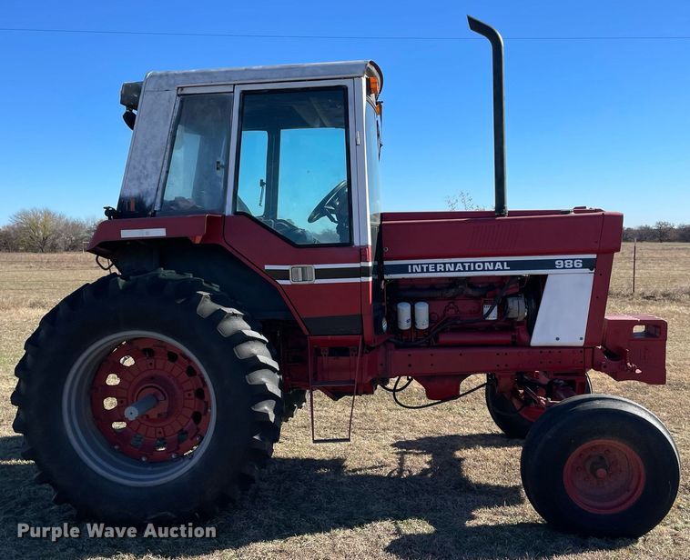 image for item LV9225 International 986  tractor