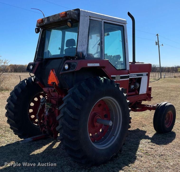 image for item LV9225 International 986  tractor