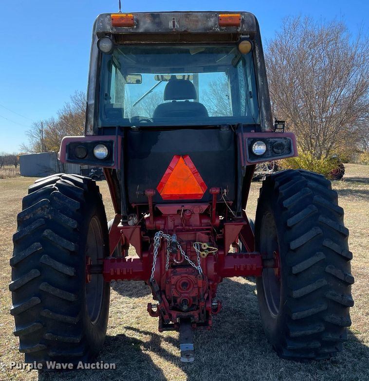 image for item LV9225 International 986  tractor