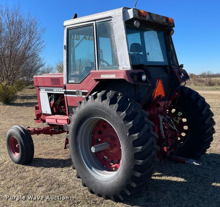 image for item LV9225 International 986  tractor