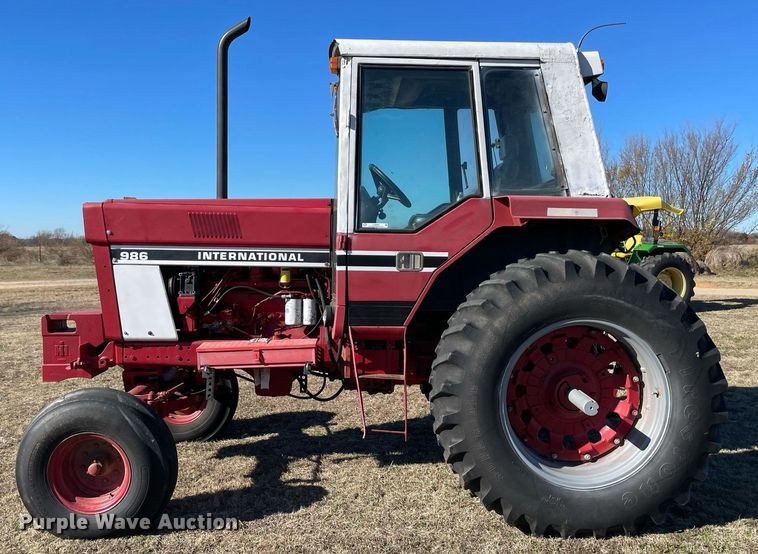 image for item LV9225 International 986  tractor