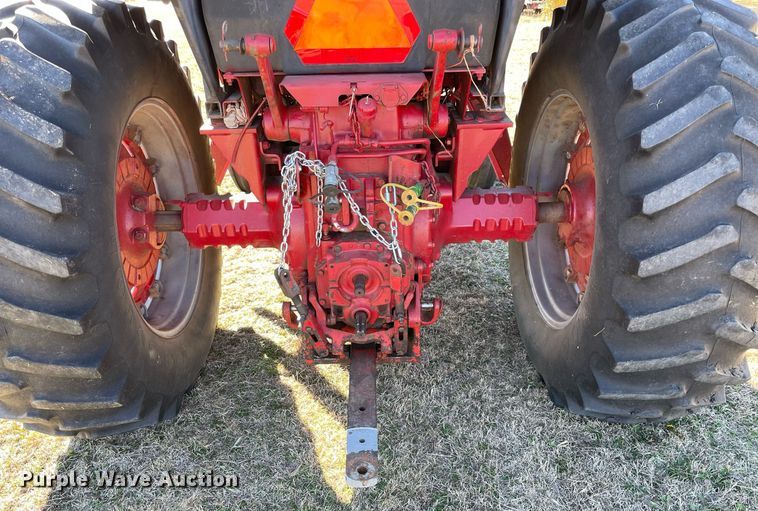 image for item LV9225 International 986  tractor