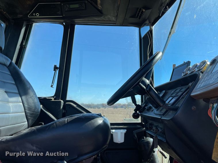 image for item LV9225 International 986  tractor