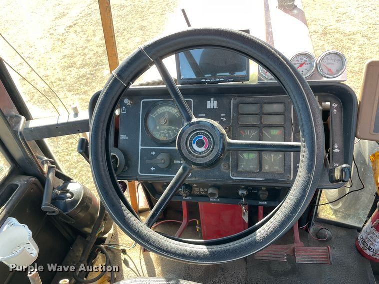 image for item LV9225 International 986  tractor