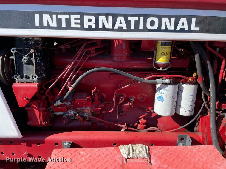 image for item LV9225 International 986  tractor