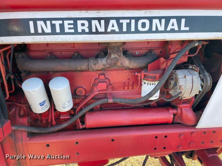 image for item LV9225 International 986  tractor