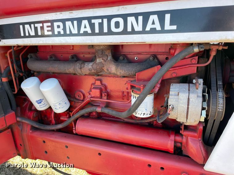 image for item LV9225 International 986  tractor