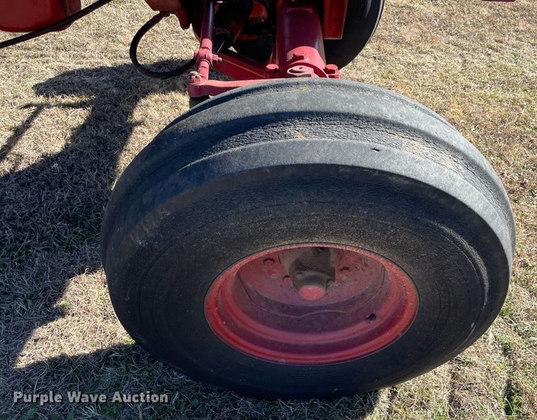 image for item LV9225 International 986  tractor