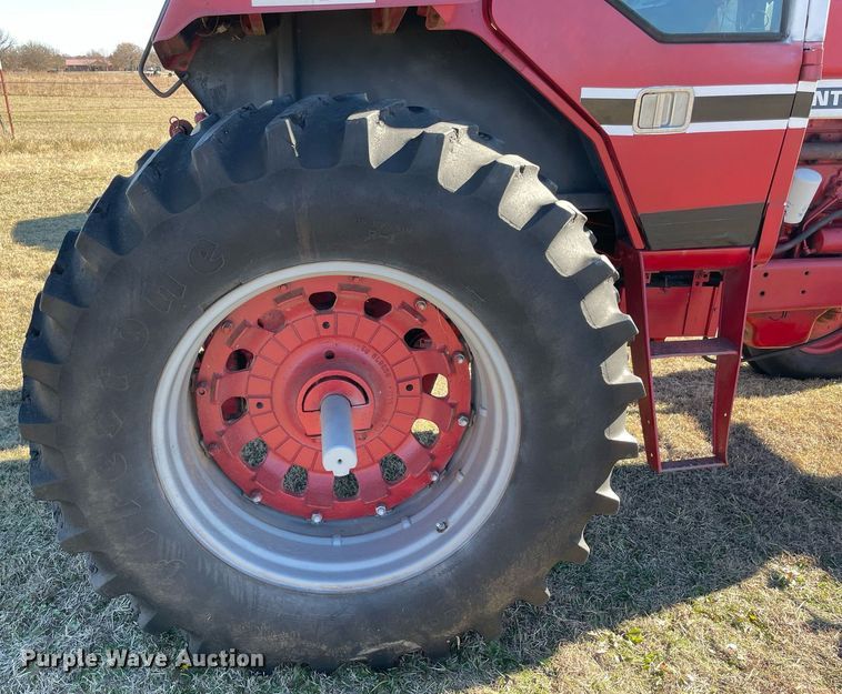 image for item LV9225 International 986  tractor