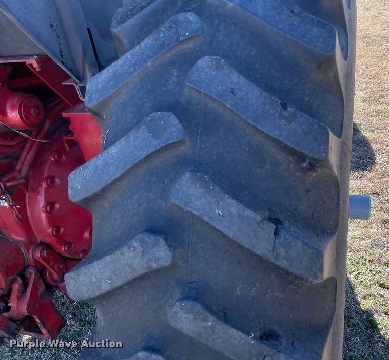 image for item LV9225 International 986  tractor