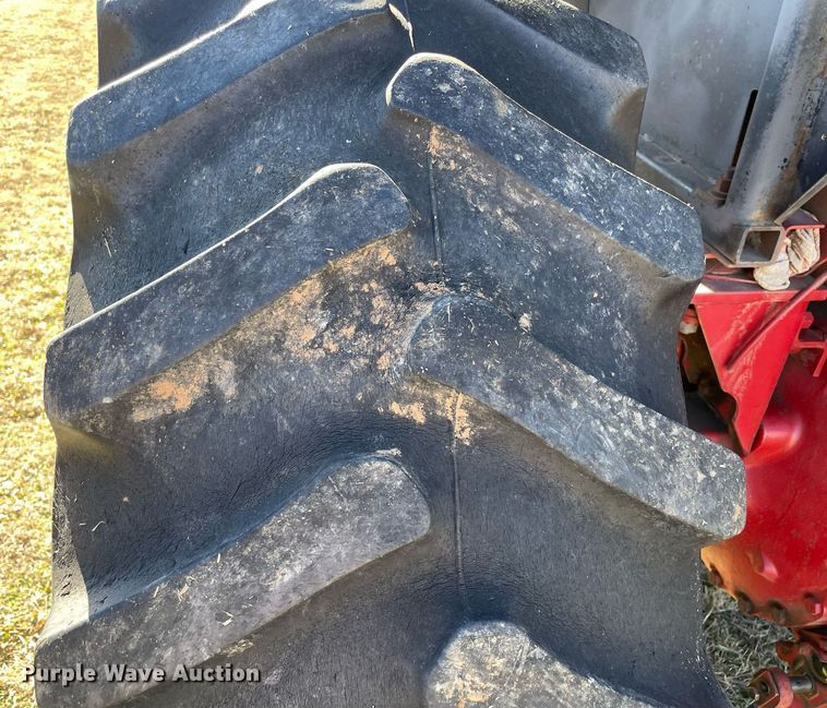 image for item LV9225 International 986  tractor