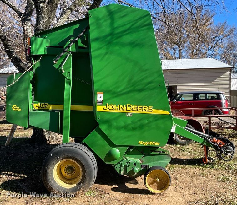 image for item LV9230 John Deere 467  round baler