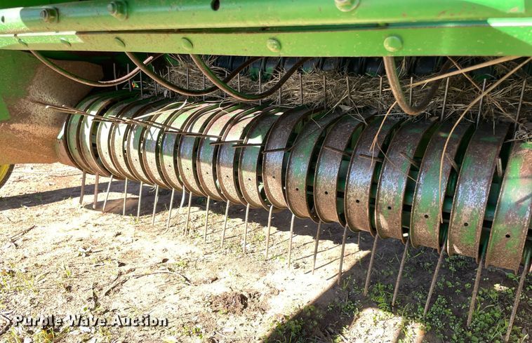 image for item LV9230 John Deere 467  round baler