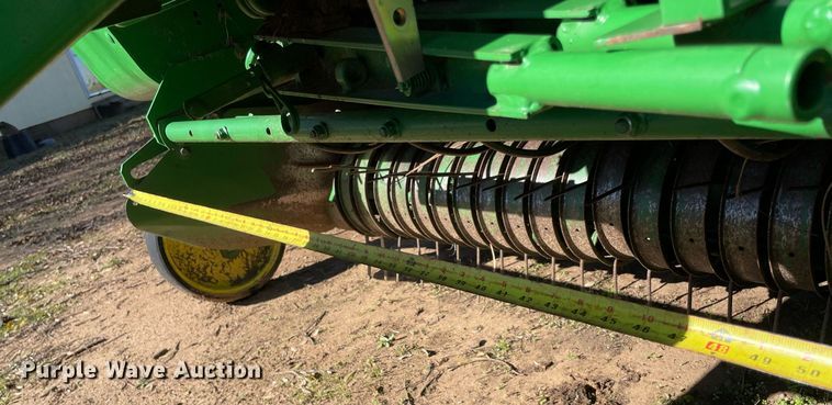 image for item LV9230 John Deere 467  round baler
