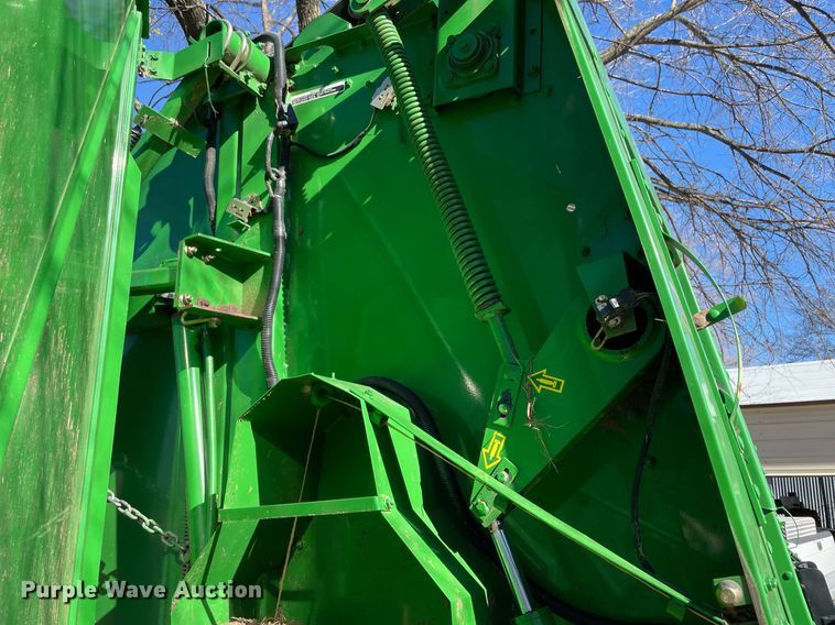 image for item LV9230 John Deere 467  round baler