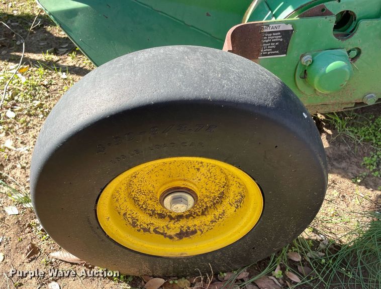 image for item LV9230 John Deere 467  round baler