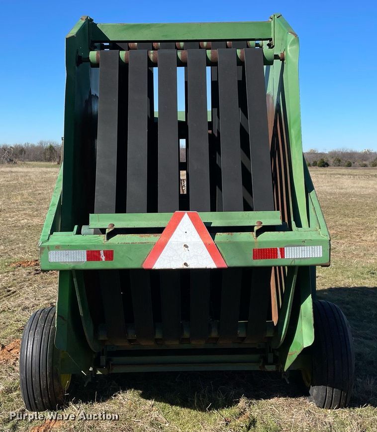 image for item LV9245 John Deere 410  round baler