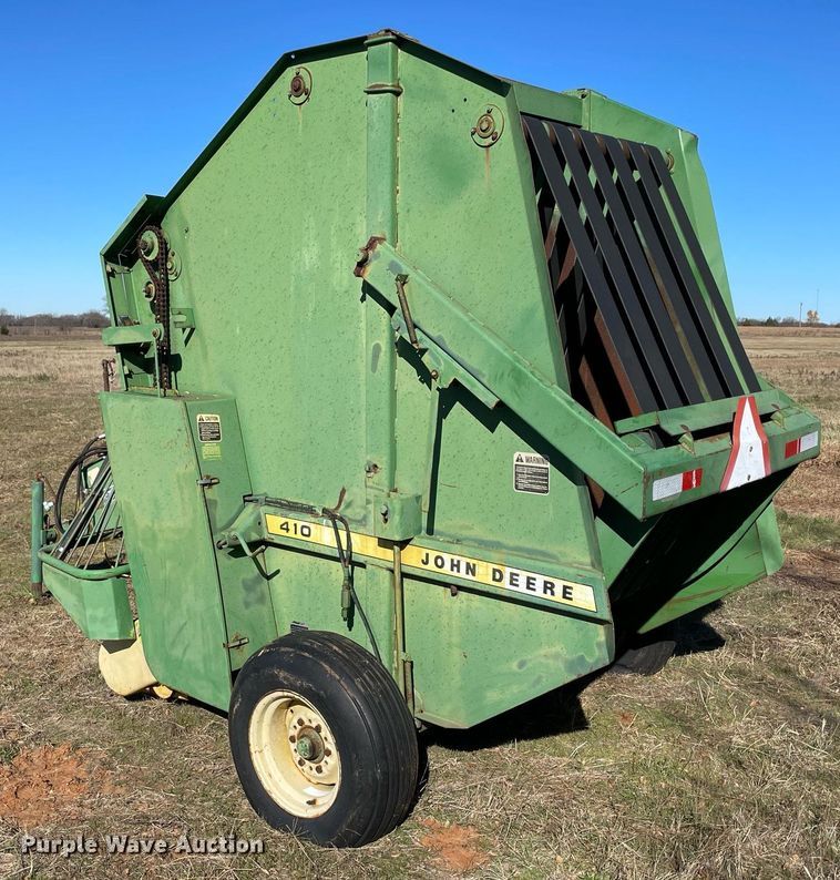 image for item LV9245 John Deere 410  round baler