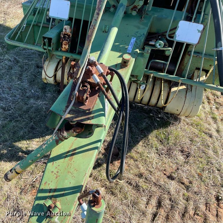 image for item LV9245 John Deere 410  round baler