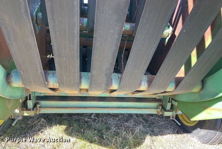 image for item LV9245 John Deere 410  round baler
