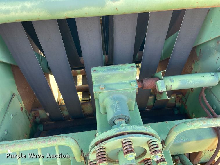 image for item LV9245 John Deere 410  round baler