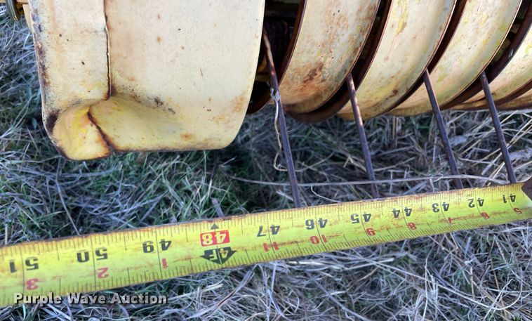 image for item LV9245 John Deere 410  round baler