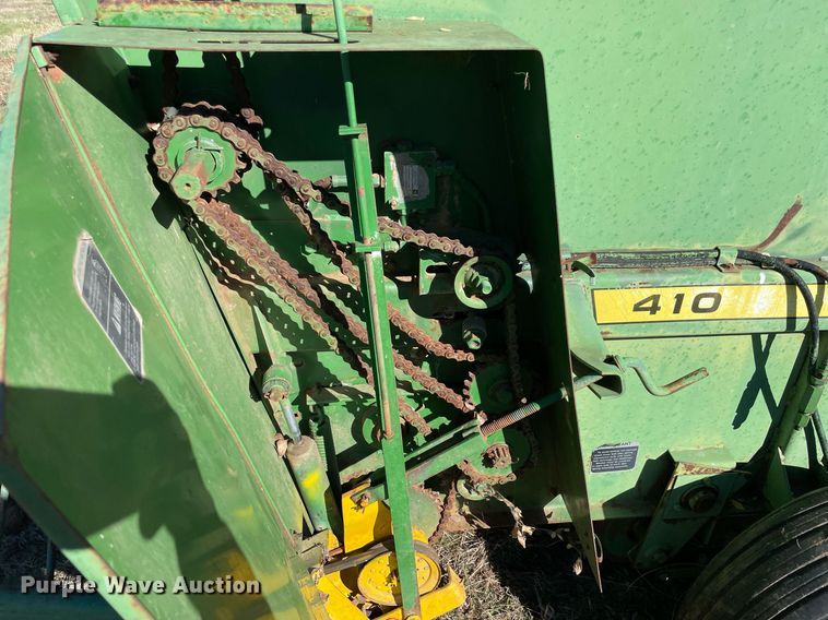 image for item LV9245 John Deere 410  round baler