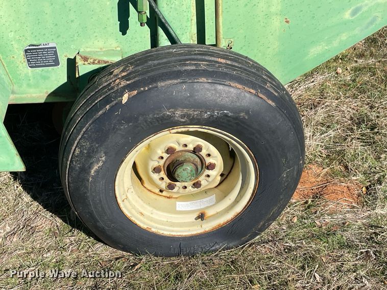 image for item LV9245 John Deere 410  round baler