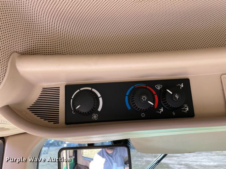 image for item LV9257 2009 John Deere 7130 Premium  MFWD tractor