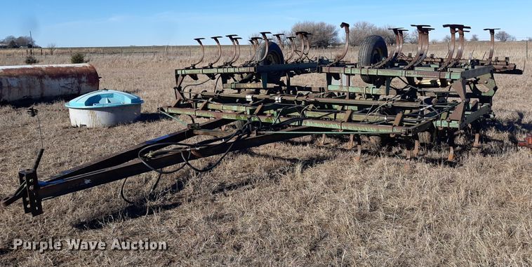 image for item LX9944 John Deere 1010  field cultivator