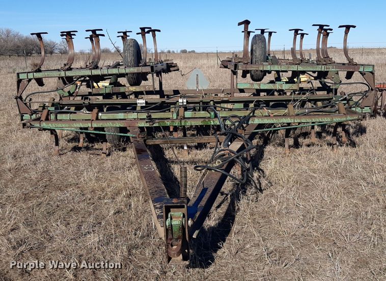 image for item LX9944 John Deere 1010  field cultivator
