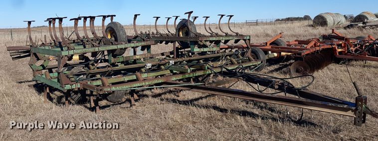 image for item LX9944 John Deere 1010  field cultivator