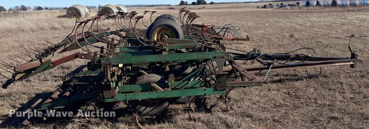 image for item LX9944 John Deere 1010  field cultivator