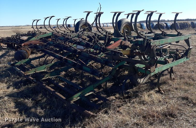 image for item LX9944 John Deere 1010  field cultivator