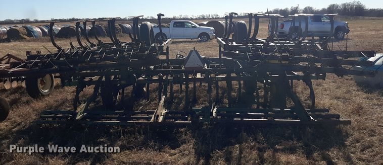 image for item LX9944 John Deere 1010  field cultivator
