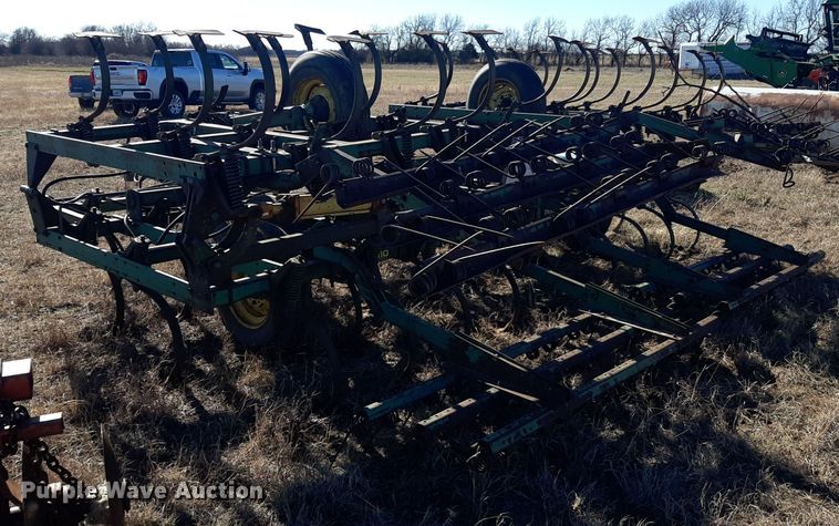 image for item LX9944 John Deere 1010  field cultivator