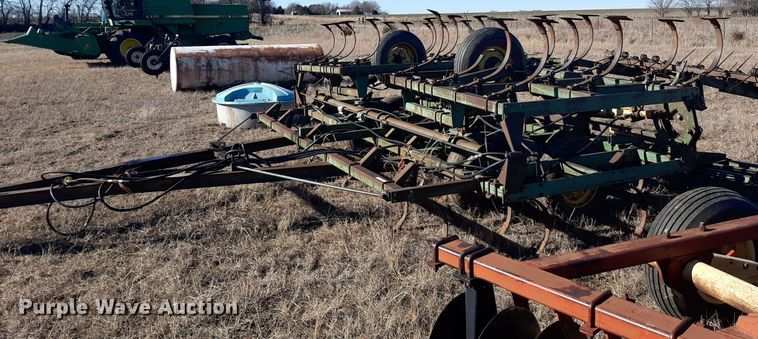 image for item LX9944 John Deere 1010  field cultivator