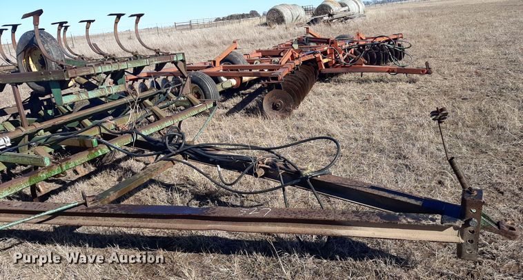 image for item LX9944 John Deere 1010  field cultivator