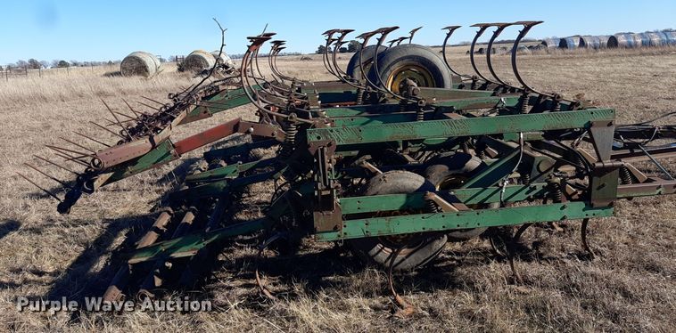 image for item LX9944 John Deere 1010  field cultivator